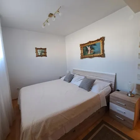 Aenona Apartman *